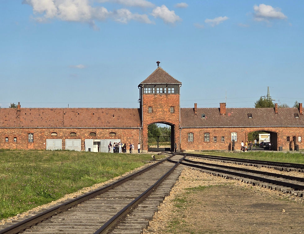 puerta por donde pasaban los trenes en Auschwitz Birkenau