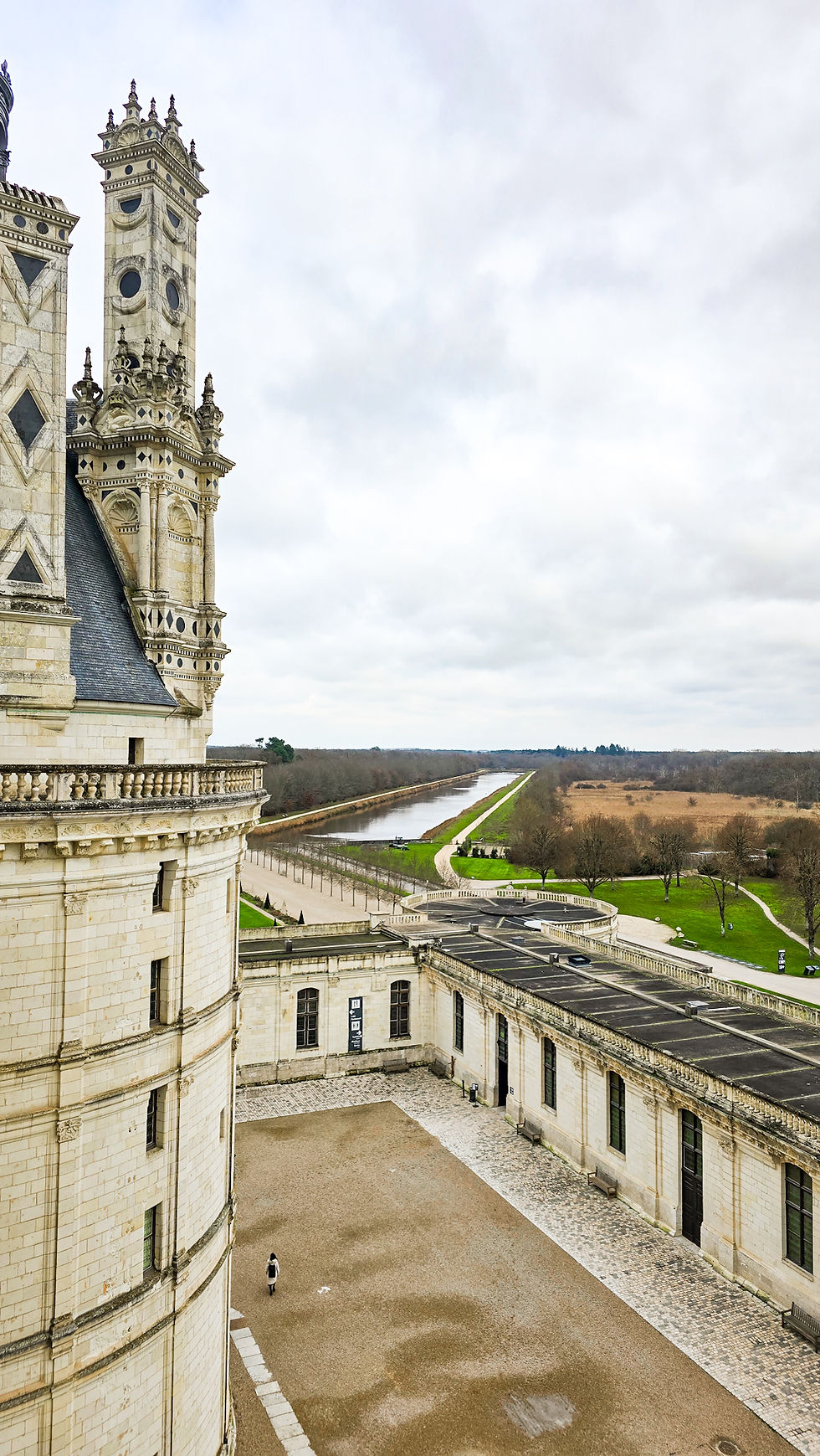 Castillo de Chambord y sus amplios jardines y bosques