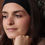 Miniature : Fille portant un bandeau noir dans les cheveux