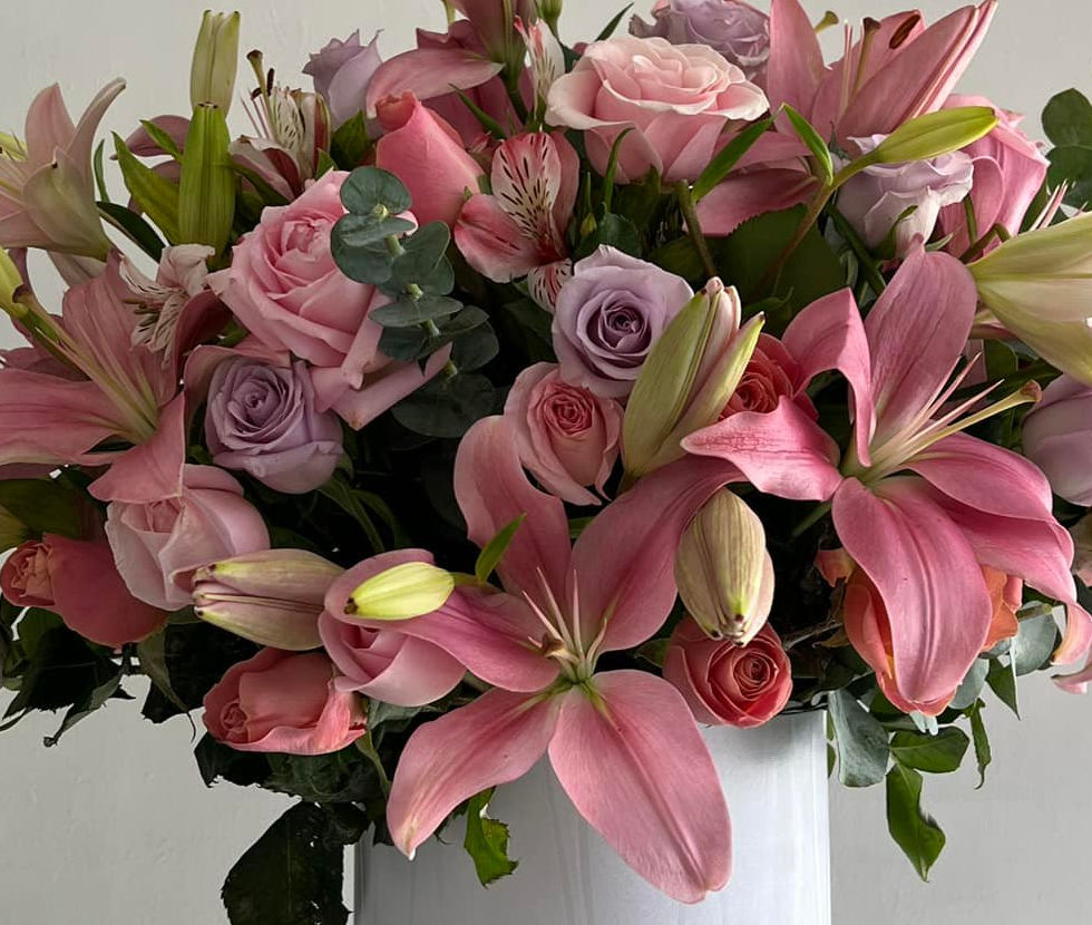 arreglo floral en caja con lilies y rosas