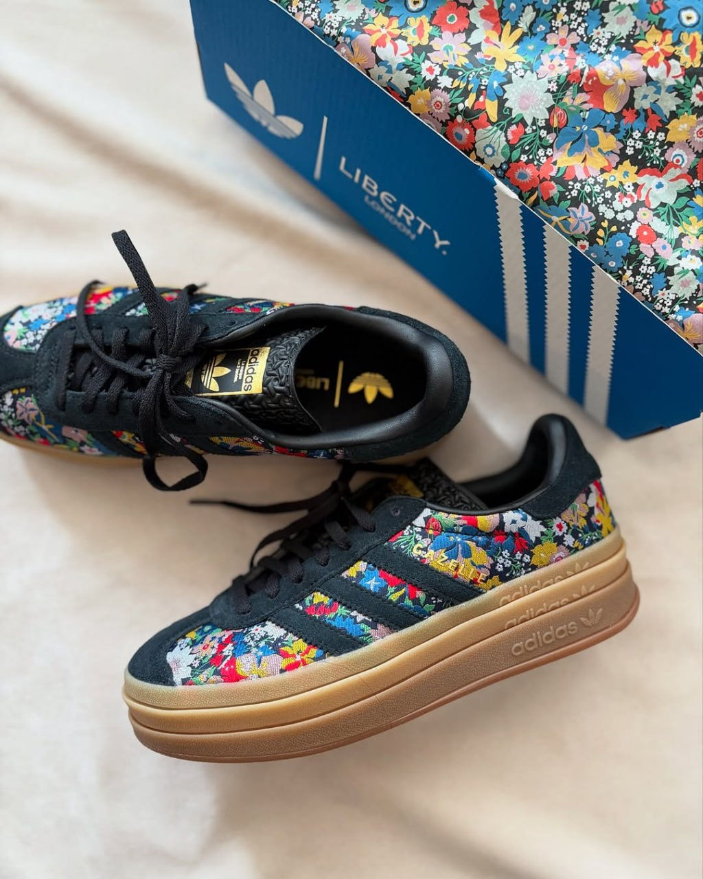 Adidas Gazelle Bold Liberty London con bordado floral