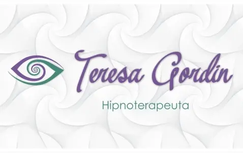 Logotipo principal disposto sobre um fundo claro ornamentado por um padrão geométrico suave em espirais tridimensionais foscas. À esquerda, o símbolo minimalista combina o contorno de um olho com uma espiral central em gradiente roxo e verde-esmeralda. Ao centro, o nome 'Teresa Gordin' destaca-se em tipografia manuscrita cursiva de tom roxo e traços delicados, acompanhado abaixo pelo subtexto 'Hipnoterapeuta' em fonte sem serifa limpa na cor verde.