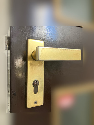 交換前の玄関ドア(室外側)の鍵穴とドアレバー