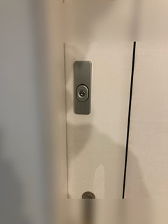 新規で鍵を取り付けた室内ドアの外側
