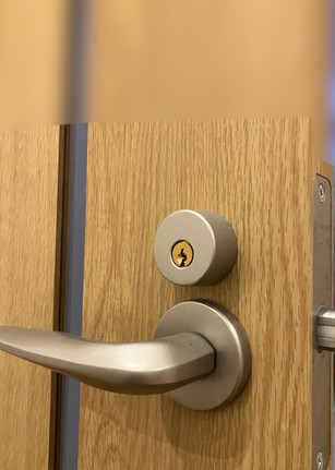 新たに鍵を取り付けた室内ドア