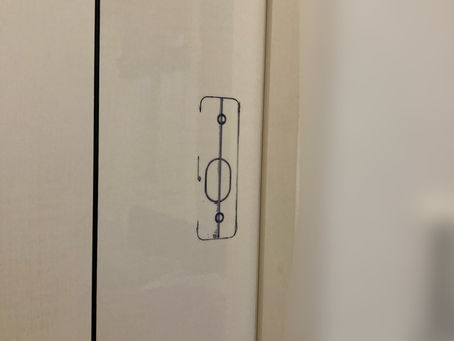 鍵を取り付ける位置をペンで下書きした室内ドア