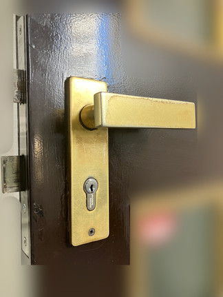 鍵交換後の玄関ドア(室外側)