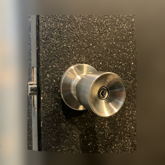 交換前の勝手口外側のドアノブ