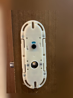 新しい鍵付きドアレバーを取付途中の室内ドア