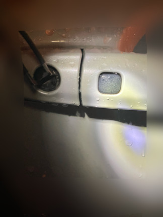 車のインロック解錠作業中の様子