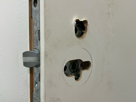 鍵を取り付ける為に穴あけ加工された室内扉