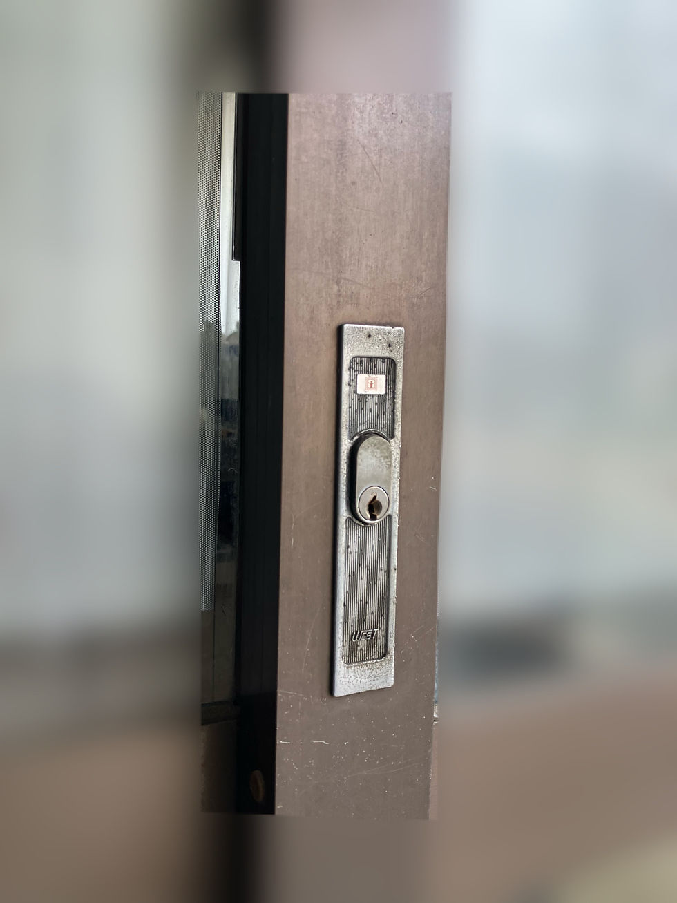 故障により開かなくなった玄関引戸の室外側