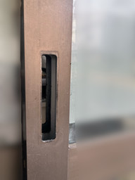 交換の為部品を取り外された玄関引戸