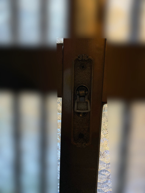 鍵交換前の玄関引き戸（室内側）
