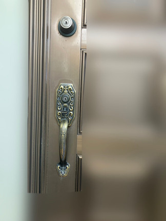 取付不具合から故障した玄関の鍵（室外側）
