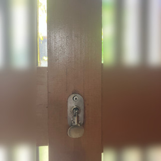 鍵交換前の玄関引き戸の古い錠前(室内側)