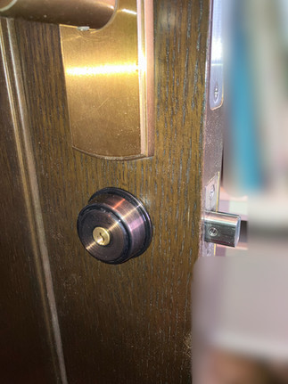 穴あけ加工した部分に取り付けられたシリンダー