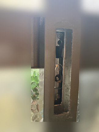 鍵交換の為部品が取り外された状態の引き戸玄関の鍵穴部分