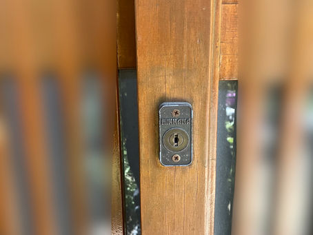鍵交換前の玄関引き戸の古い錠前(室外側)