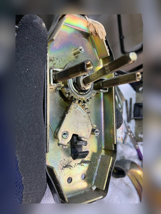 取り外されたサムラッチ錠の内部