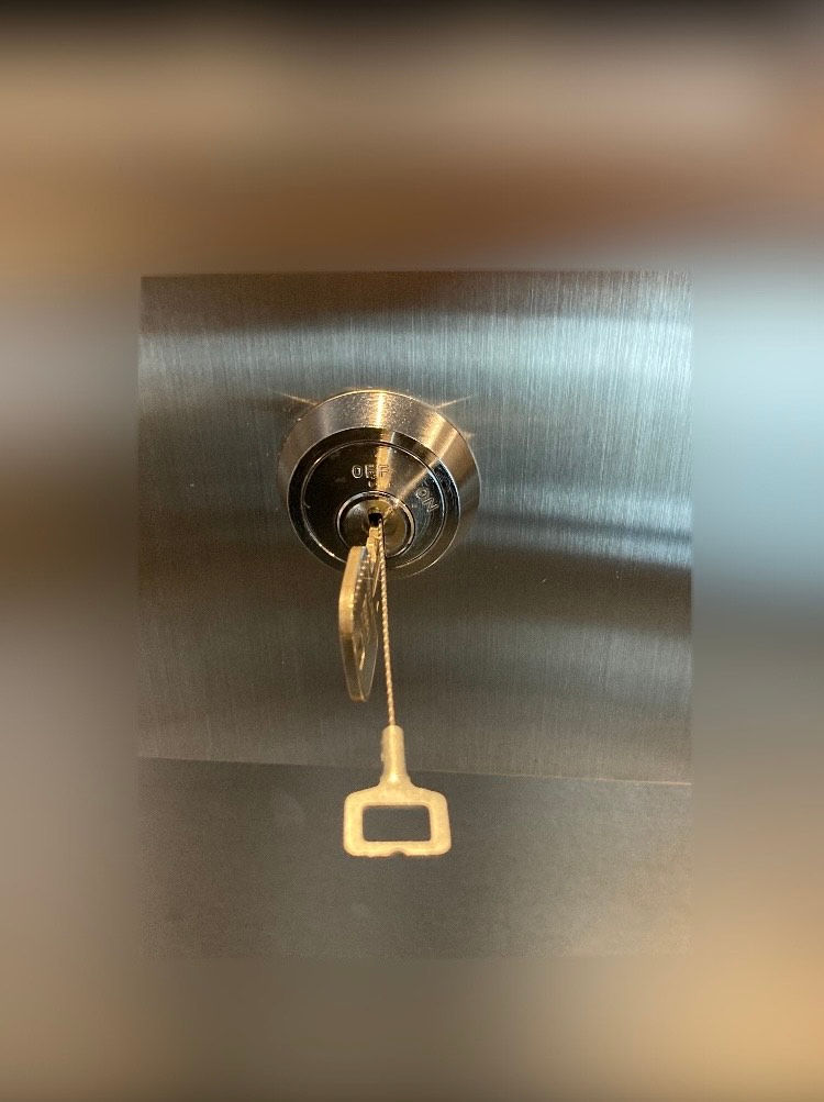 抜けない鍵を取り出す為に工具を使用しているエントランス部分の鍵穴