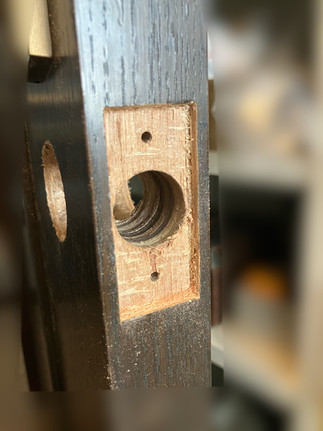 鍵を取り付ける為に穴あけ加工された室内ドア