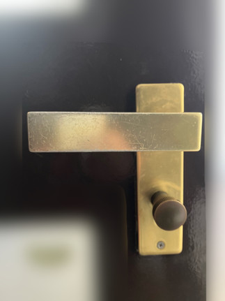 交換前の玄関ドア(室内側)の鍵穴とドアレバーの正面