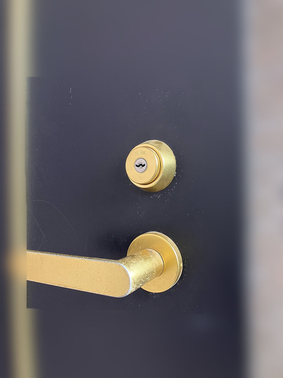 鍵交換前の玄関扉に設置されているシリンダー