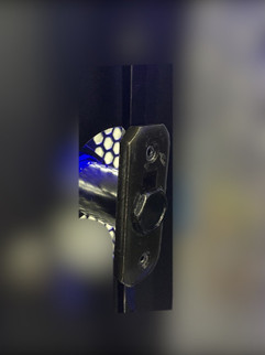 鍵取付の為に分解中のサーバーラック