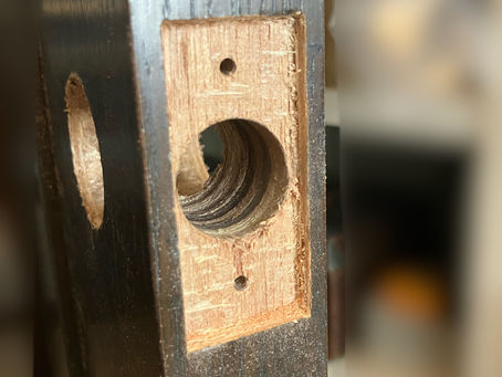 鍵を取り付ける為に穴あけ加工された室内ドア