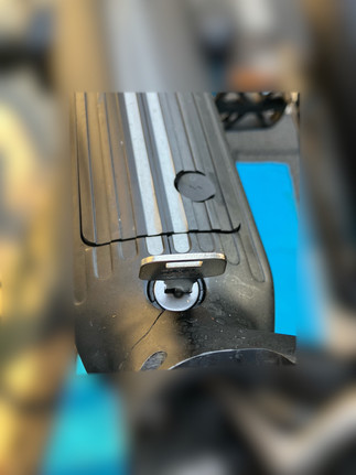 作製した海外製の電動自転車の鍵を鍵穴に差し込んでいる