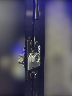 鍵取付の為に分解中のサーバーラック