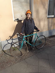 Zufriedene Kundin mit neuem Fahrrad