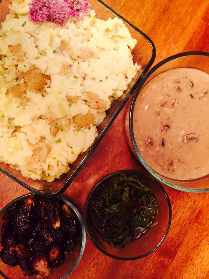 Vegan smashed Poatoes with Mushroom Gravy