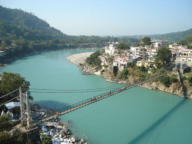 Ram_Julah_Hanging_Bridge,_Rishikesh,_Ind