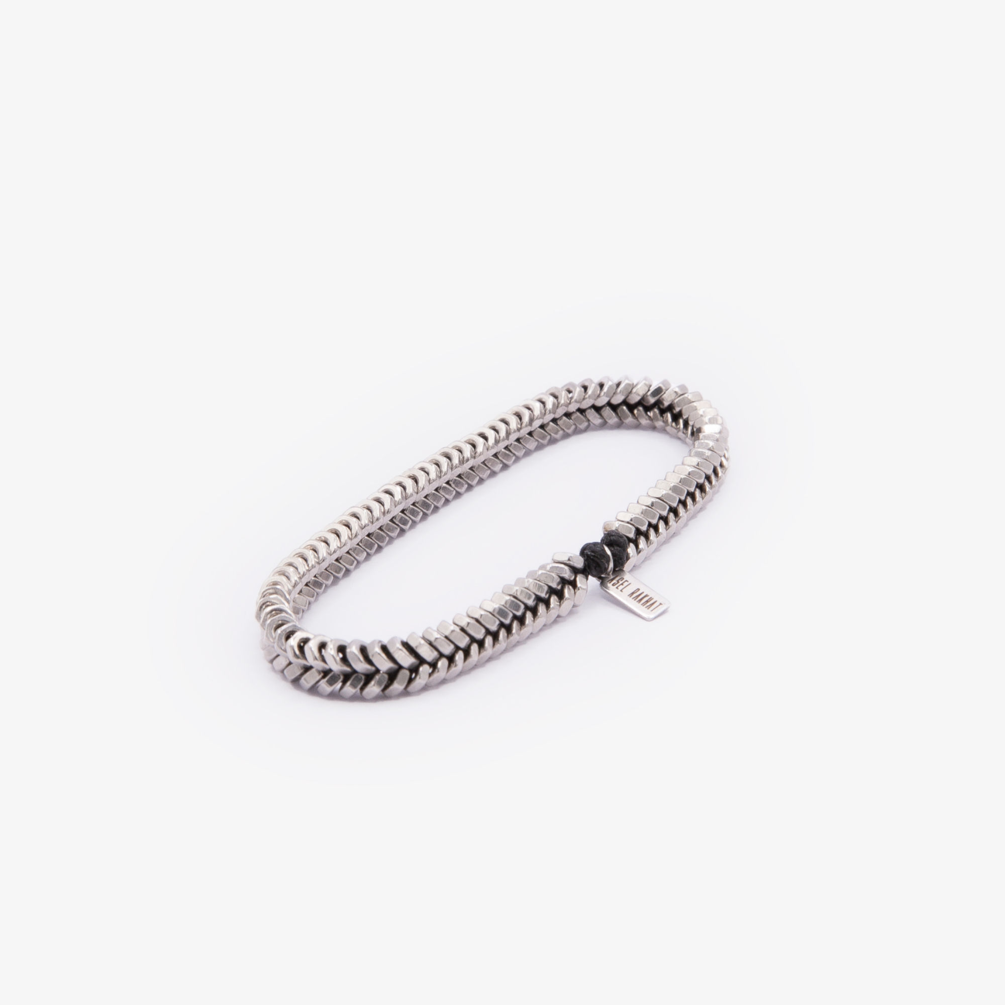 geflochtenes Everyday handcuff aus EdelStahlmuttern auf hellem Hintergrund
