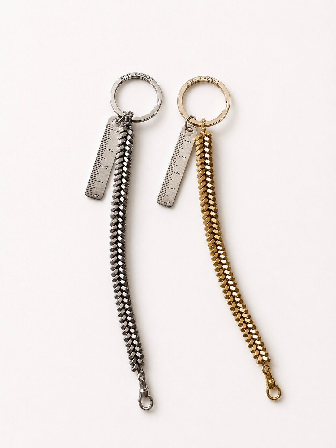 Zwei Architekt Schlüsselanhänger aus Edelstahl- und Messingmuttern mit einem kleinem Lineal