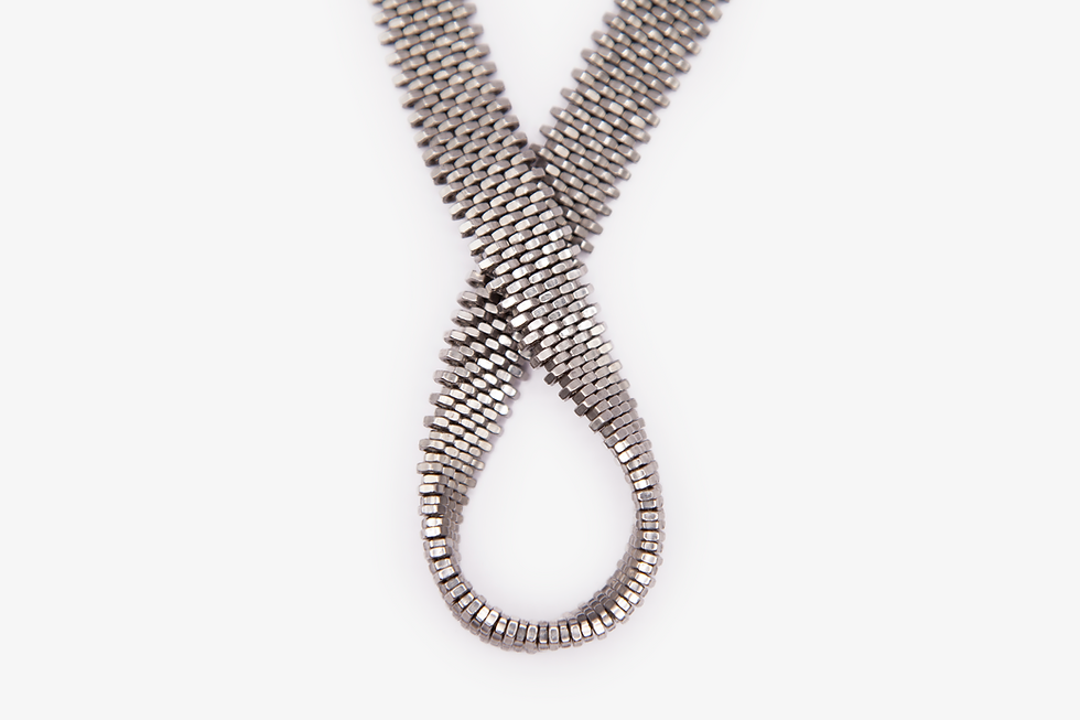 breite kette aus Stahlmuttern flüssig auf weissem Hintergrund
