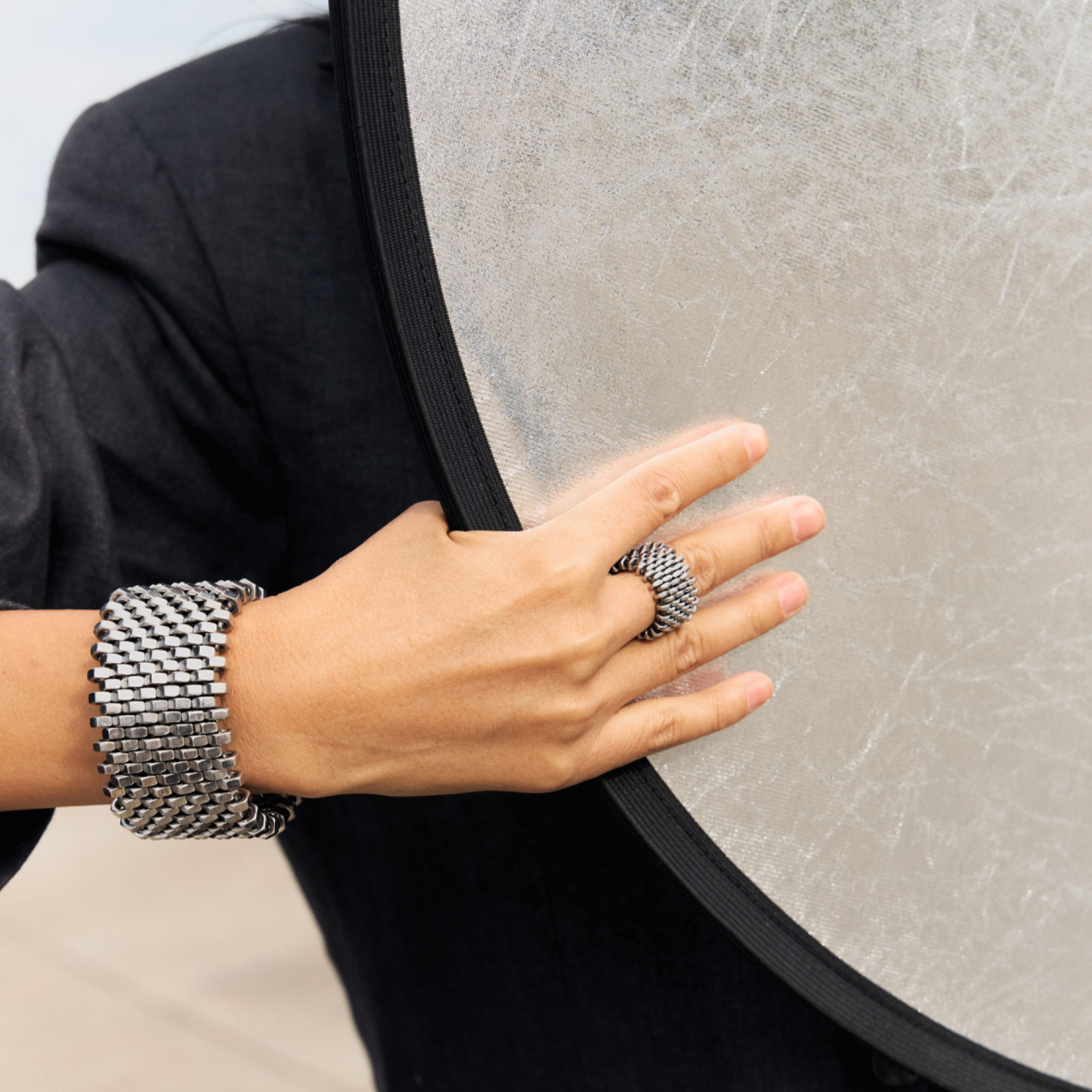 212 Armband aus Edelstahlmuttern kombiniert mit Ring – industrielle Formsprache am Handgelenk