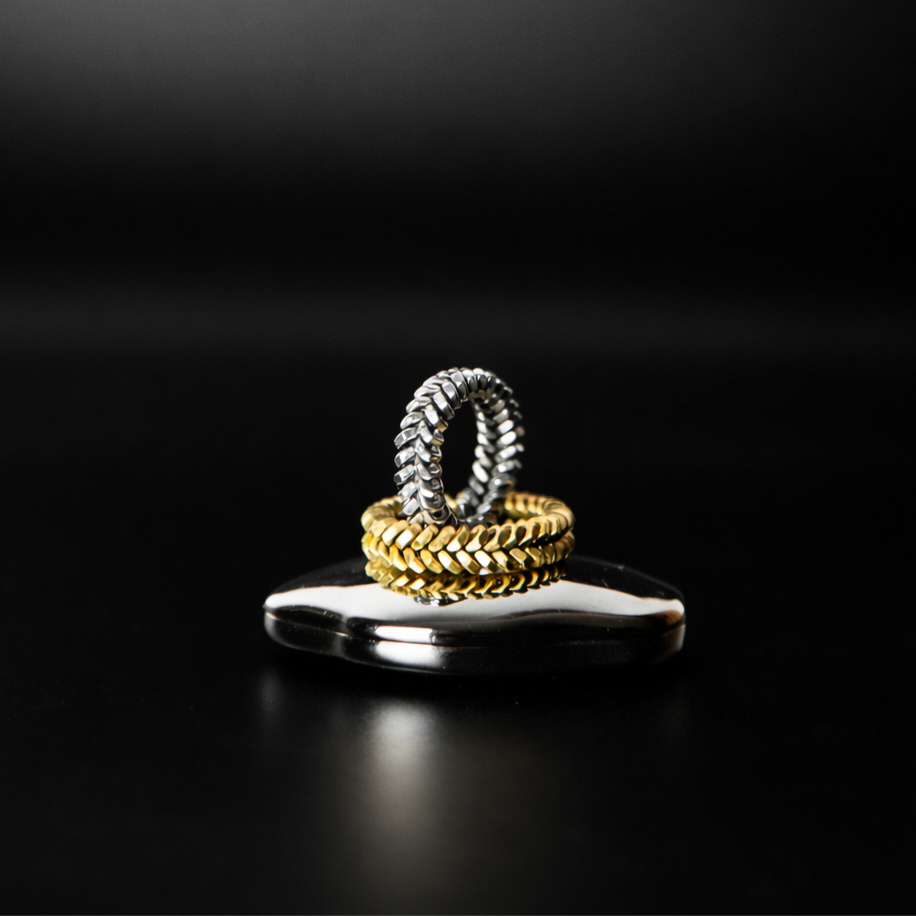 zwei everyday ringe auf dem schwarzem Hintergrund