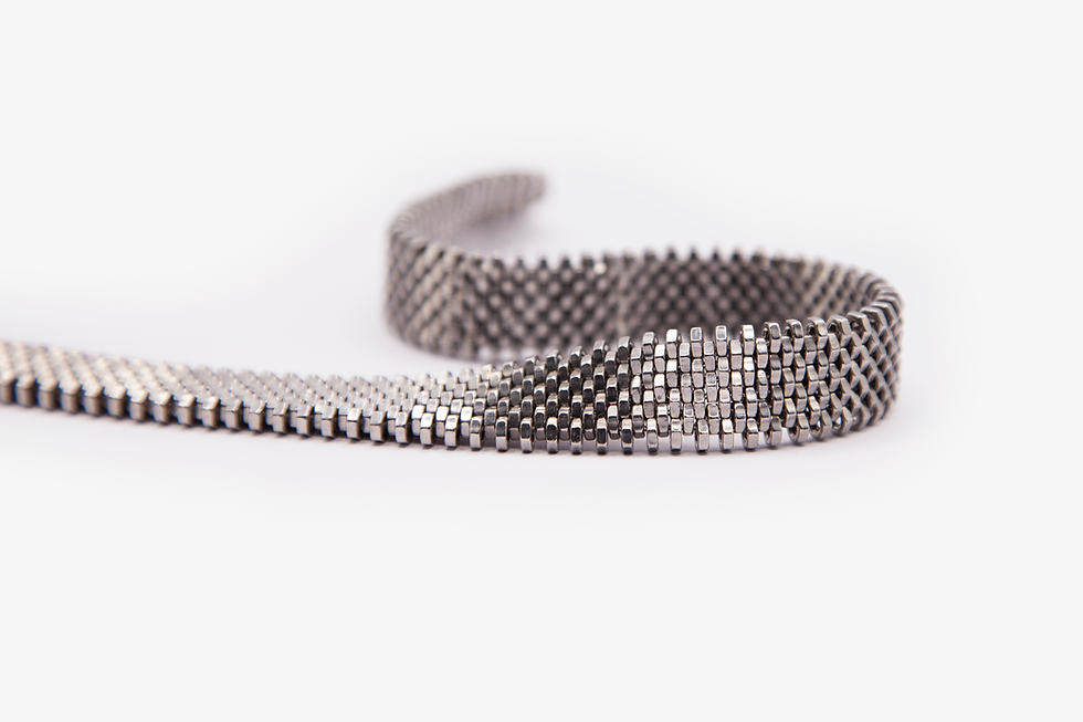 breite kette aus Stahlmuttern flüssig auf weissem Hintergrund