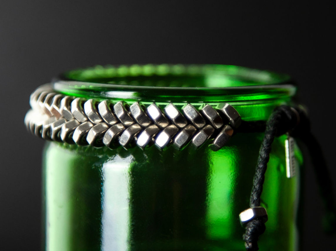 Almaty Armband aus Edelstahlmuttern – gleichmäßige, geflochtene Form mit verstellbarem Band auf dem glas