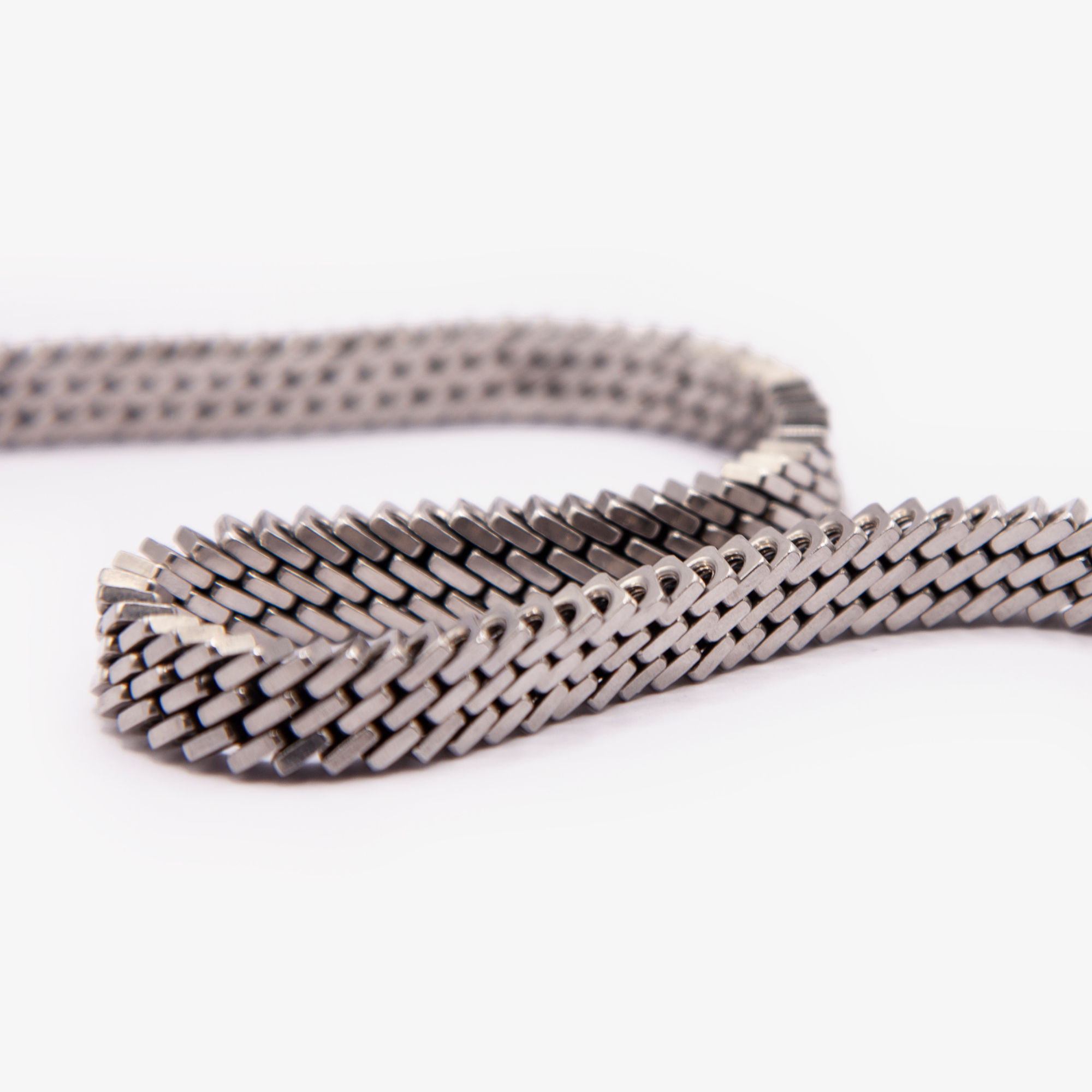 Bold Kette aus Edelstahlmuttern – dichte, geflochtene Struktur im Detail