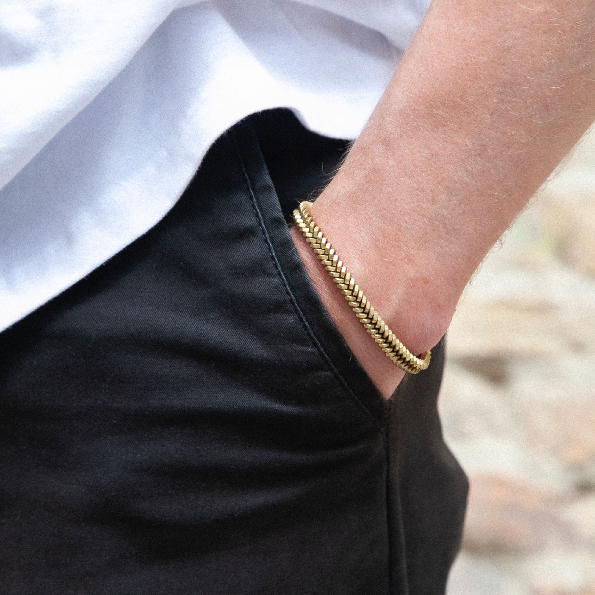 Everyday Armband aus Messingmuttern am Handgelenk getragen – minimalistisches, geflochtenes Design