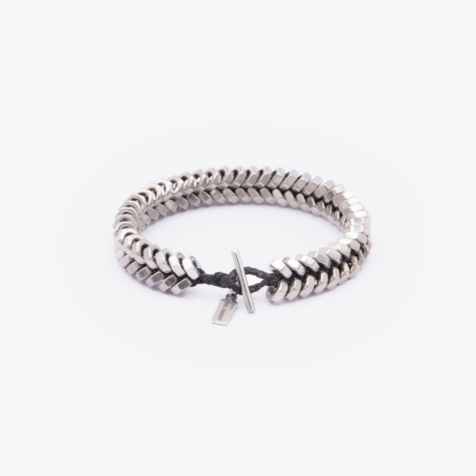 Almaty Armband aus Edelstahlmuttern – geflochtene Struktur mit Verschlussdetail