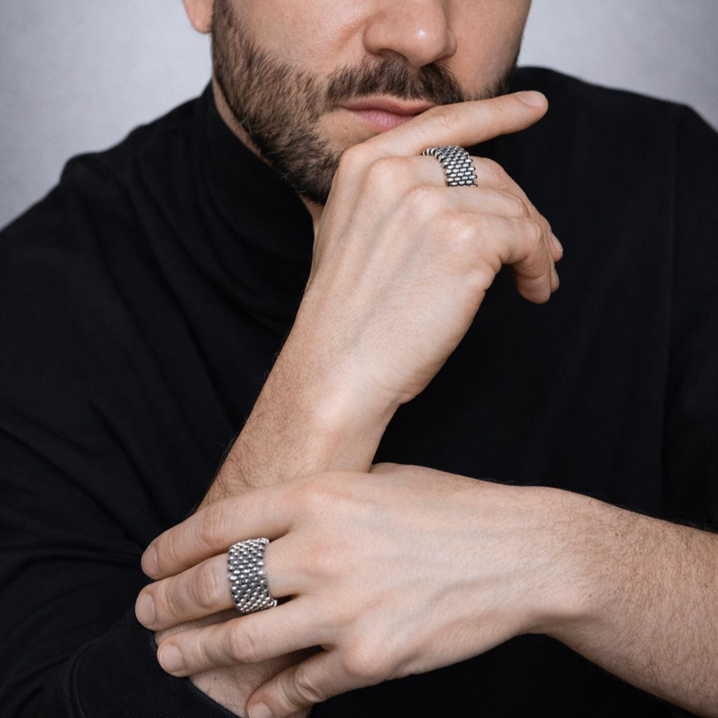 Berlin Mitte Ring aus Edelstahlmuttern getragen von einem männlichen model