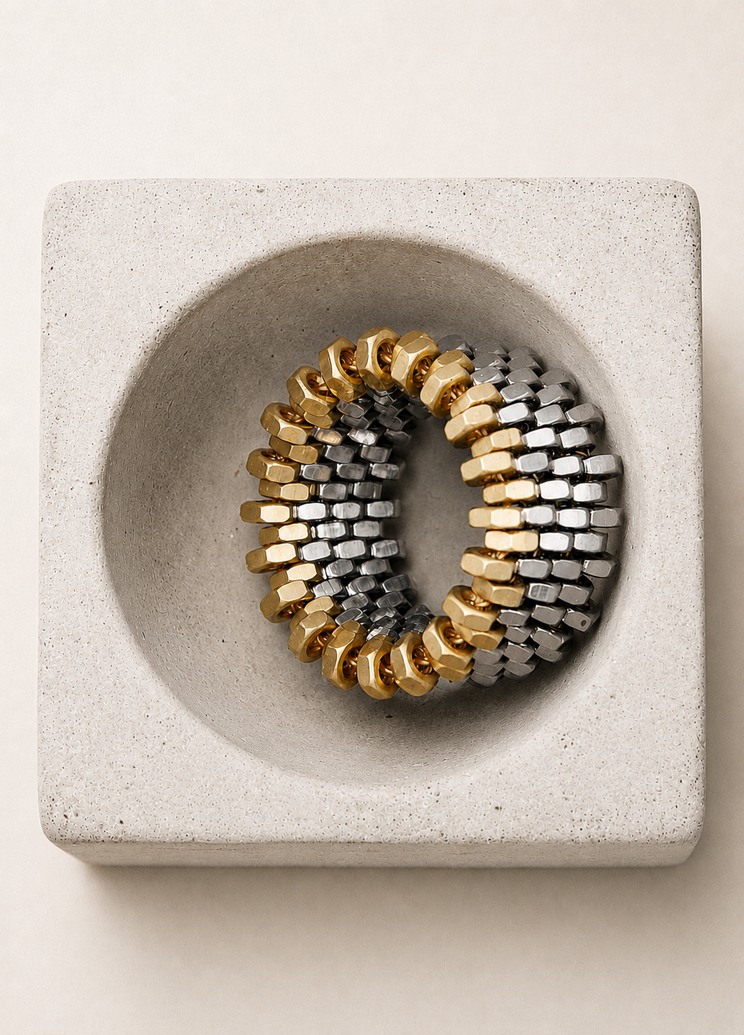 Berlin Mitte Ring mit Messing Rand in einem Beton Eibecher
