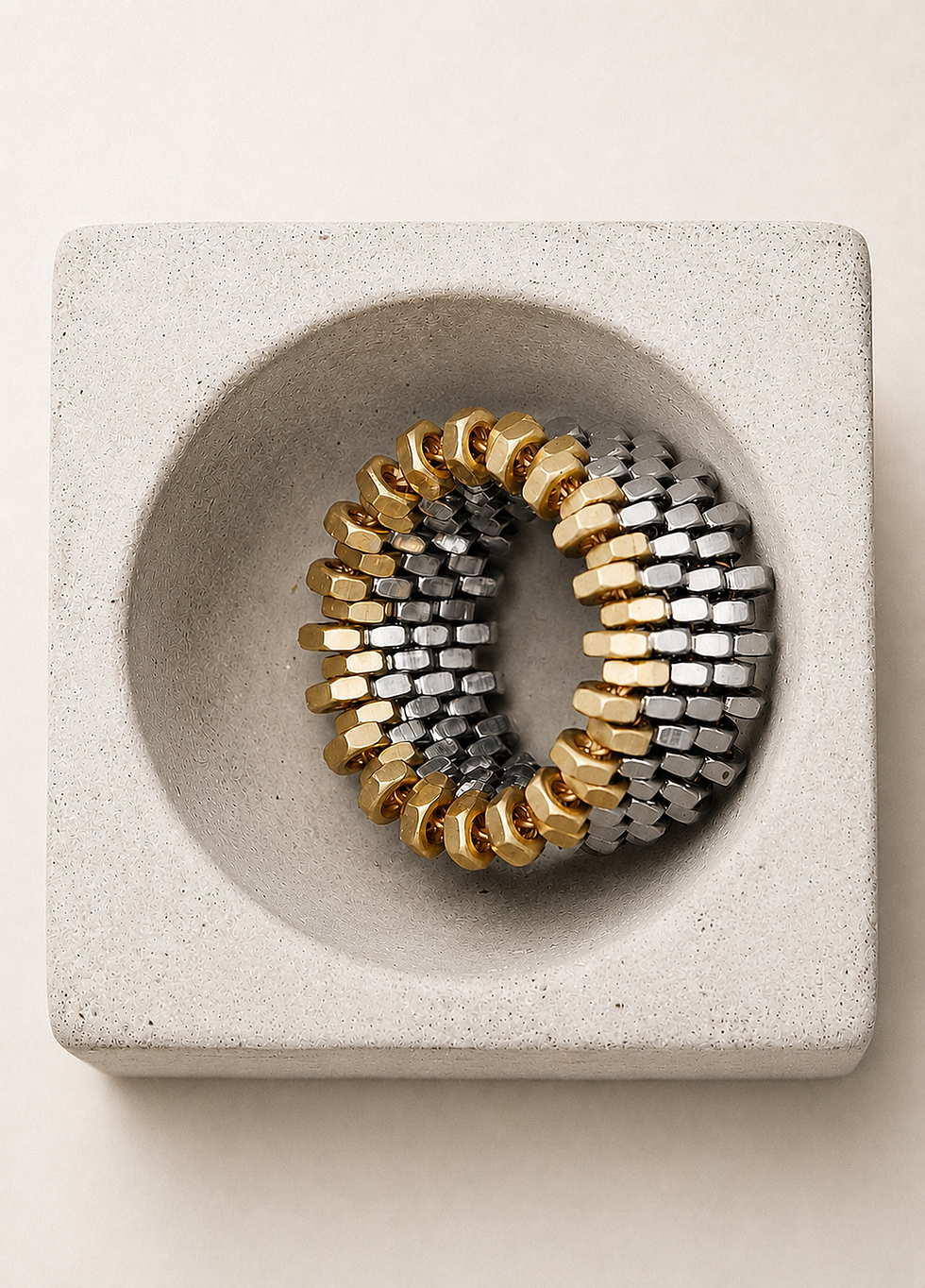 Berlin Mitte Ring mit Messing Rand in einem Beton Eibecher