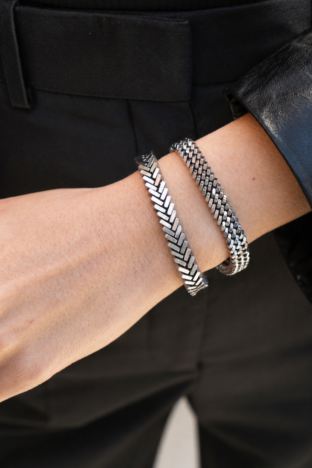 hand mit Frame Armband und structure armband aus Stahlmuttern
