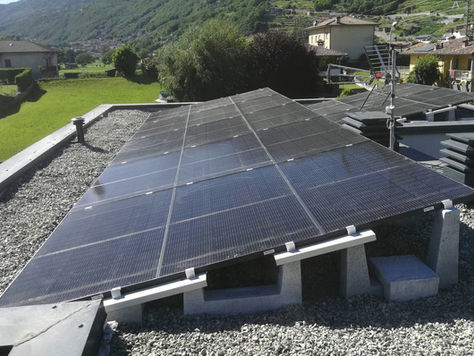 A sail-shaped mounting system for space-constrained flat roofs